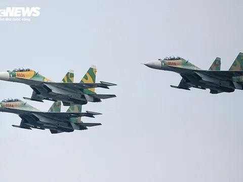 Sức mạnh tiêm kích đa năng Su-30MK2 trình diễn tại lễ diễu binh 30/4